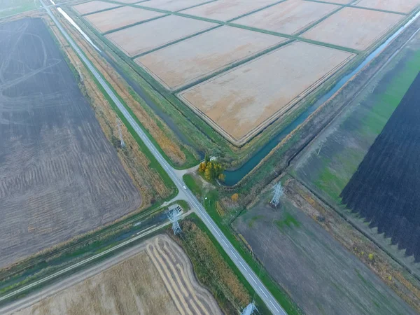 Encrucijada caminos pavimentados a través de los campos. Vista desde arriba — Foto de Stock