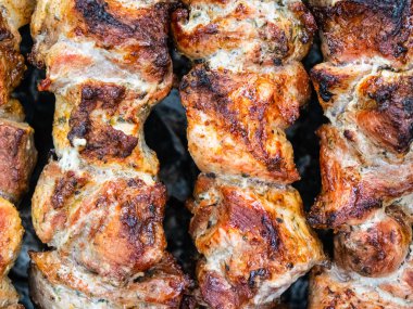 Brezilya şiş üzerinde domuz kızartması yemek. Kömürün üstünde et çeviriyorum..