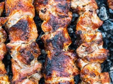 Brezilya şiş üzerinde domuz kızartması yemek. Kömürün üstünde et çeviriyorum..