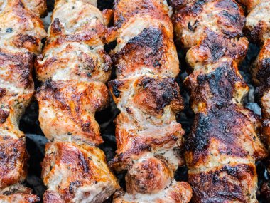 Brezilya şiş üzerinde domuz kızartması yemek. Kömürün üstünde et çeviriyorum..