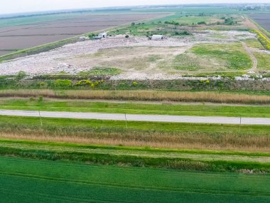 Çöp yığını ve tedavi tesisleriyle dolu bir çöplük. Yana