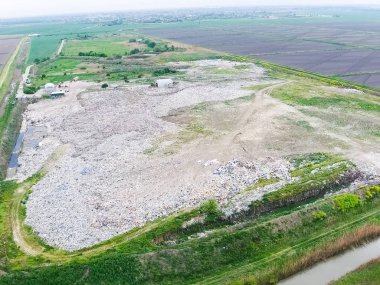 Çöp yığını ve tedavi tesisleriyle dolu bir çöplük. Yana