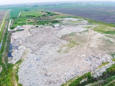 Çöp yığını ve tedavi tesisleriyle dolu bir çöplük. Yana