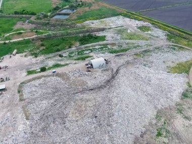 Çöp yığını ve tedavi tesisleriyle dolu bir çöplük. Yana