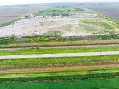 Çöp yığını ve tedavi tesisleriyle dolu bir çöplük. Yana