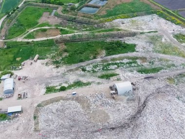 Çöp yığını ve tedavi tesisleriyle dolu bir çöplük. Yana