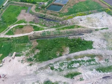 Çöp yığını ve tedavi tesisleriyle dolu bir çöplük. Yana