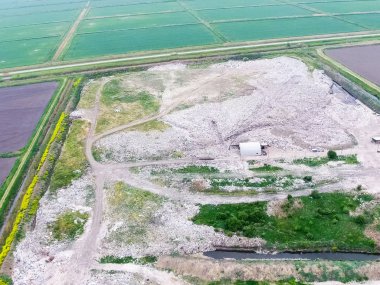 Çöp yığını ve tedavi tesisleriyle dolu bir çöplük. Yana