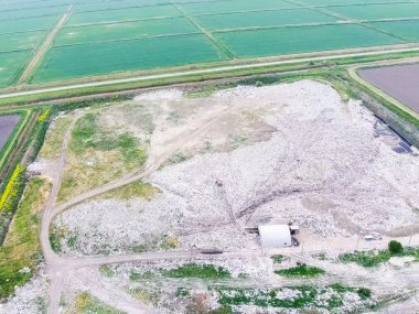 Çöp yığını ve tedavi tesisleriyle dolu bir çöplük. Yana