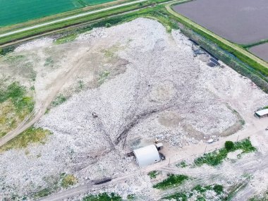 Çöp yığını ve tedavi tesisleriyle dolu bir çöplük. Yana