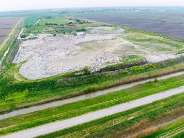 Çöp yığını ve tedavi tesisleriyle dolu bir çöplük. Yana