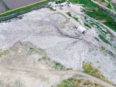 Çöp yığını ve tedavi tesisleriyle dolu bir çöplük. Yana