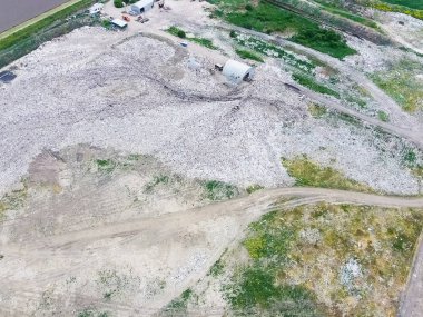 Çöp yığını ve tedavi tesisleriyle dolu bir çöplük. Yana