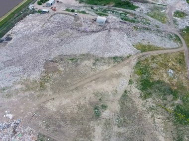 Çöp yığını ve tedavi tesisleriyle dolu bir çöplük. Yana