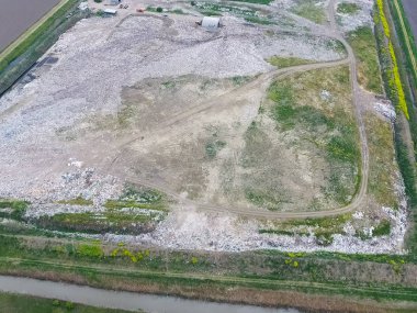 Çöp yığını ve tedavi tesisleriyle dolu bir çöplük. Yana