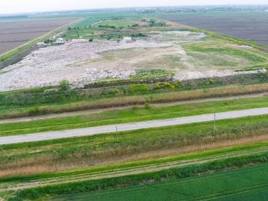 Çöp yığını ve tedavi tesisleriyle dolu bir çöplük. Yana