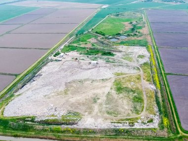 Çöp yığını ve tedavi tesisleriyle dolu bir çöplük. Yana