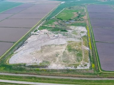 Çöp yığını ve tedavi tesisleriyle dolu bir çöplük. Yana