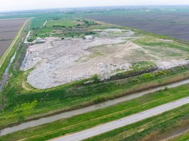 Çöp yığını ve tedavi tesisleriyle dolu bir çöplük. Yana