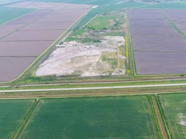 Çöp yığını ve tedavi tesisleriyle dolu bir çöplük. Yana