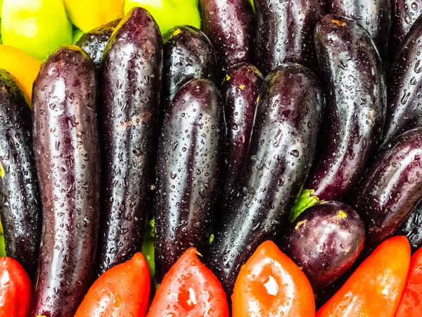 Auberginen und Paprika kombiniert. rote und grüne Paprika — Stockfoto