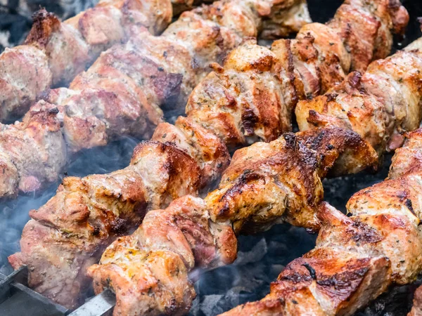 Faire frire du porc sur une brochette au-dessus d'un brasero. Retourner la viande sur les charbons . — Photo