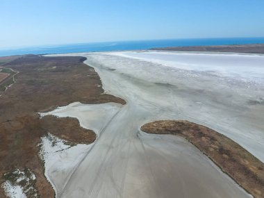 Azak Denizi kıyılarında tuz tuz gölü. Eski Haliç. Sağa sola görüntülemek