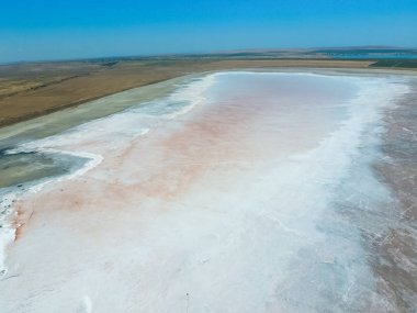 Azak Denizi kıyılarında tuz tuz gölü. Eski Haliç. Sağa sola görüntülemek
