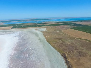 Azak Denizi kıyılarında tuz tuz gölü. Eski Haliç. Sağa sola görüntülemek