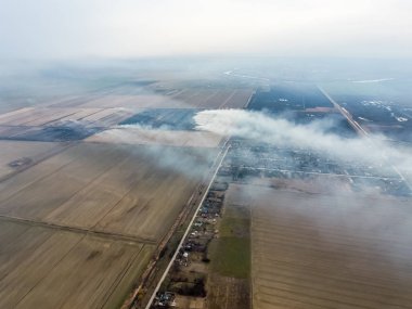 Küçük köyün üst görünümü. Saman yanan duman i