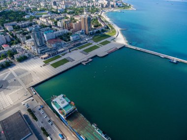 Bay Tsemess en iyi görünümü. Mol - dalgaları durdurması için bina.