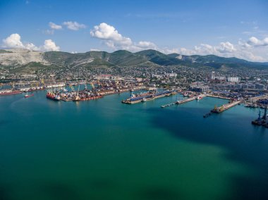 Bay Tsemess en iyi görünümü. Mol - dalgaları durdurması için bina.