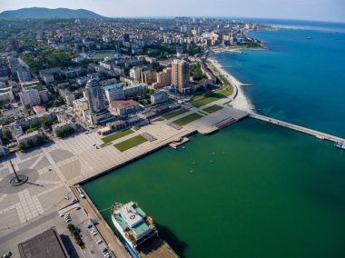 Bay Tsemess en iyi görünümü. Mol - dalgaları durdurması için bina.