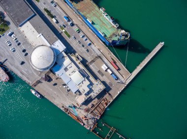 Bay Tsemess en iyi görünümü. Mol - dalgaları durdurması için bina.