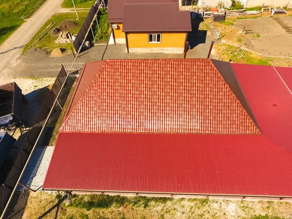 Uma casa com um dossel sobre o pátio. Telhado de m ondulado — Fotografia de Stock