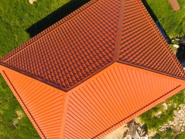 Üst manzaralı, metalden yapılmış turuncu çatılı bir ev. Metalik prof