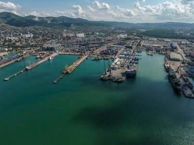 Endüstriyel Limanı üstten görünüm. Liman Vinçleri ve kargo gemileri ve ba