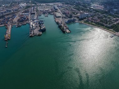 Endüstriyel Limanı üstten görünüm. Liman Vinçleri ve kargo gemileri ve ba