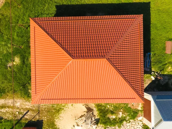 Σπίτι με πορτοκαλί οροφή από μέταλλο, θέα από πάνω. Μεταλλικός καθηγητής — Φωτογραφία Αρχείου