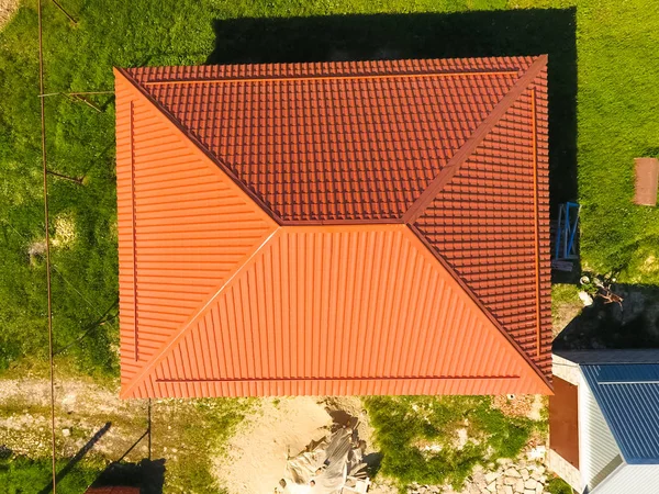 Huis met een oranje dak van metaal, bovenaanzicht. Metaalprof — Stockfoto