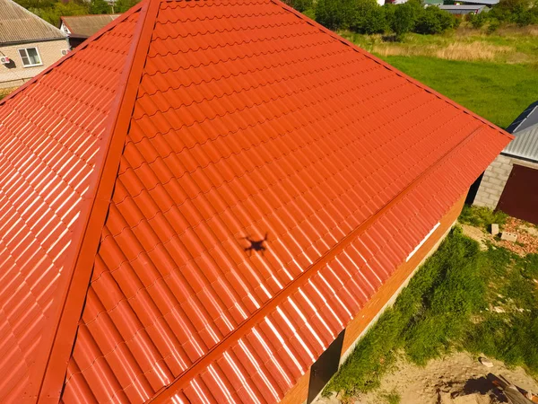 Huis met een oranje dak van metaal, bovenaanzicht. Metaalprof — Stockfoto