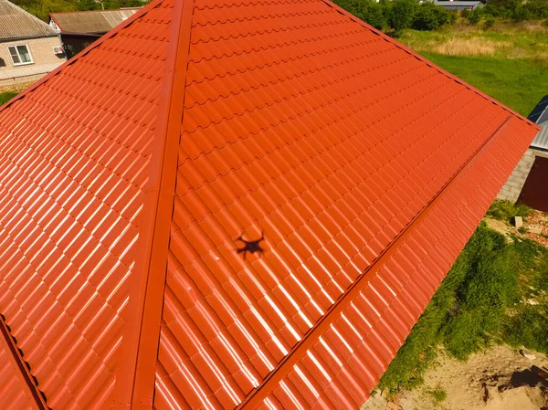 Huis met een oranje dak van metaal, bovenaanzicht. Metaalprof — Stockfoto