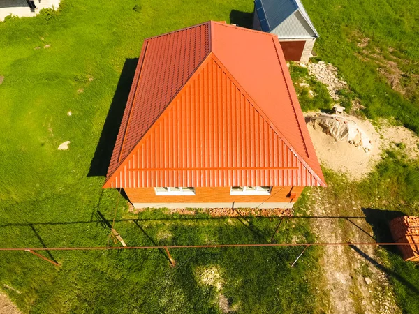 Maison avec un toit orange en métal, vue sur le dessus. Prof métallique — Photo