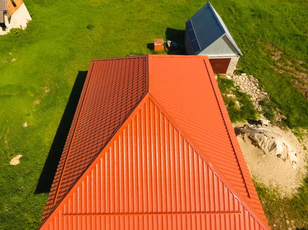 Maison avec un toit orange en métal, vue sur le dessus. Prof métallique — Photo