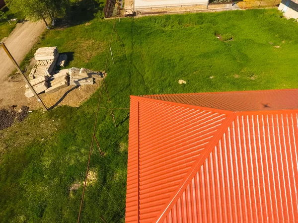 Maison avec un toit orange en métal, vue sur le dessus. Prof métallique — Photo