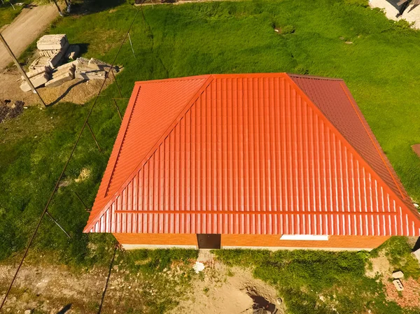 Дом с оранжевой крышей из металла, вид сверху. Металлический проф — стоковое фото