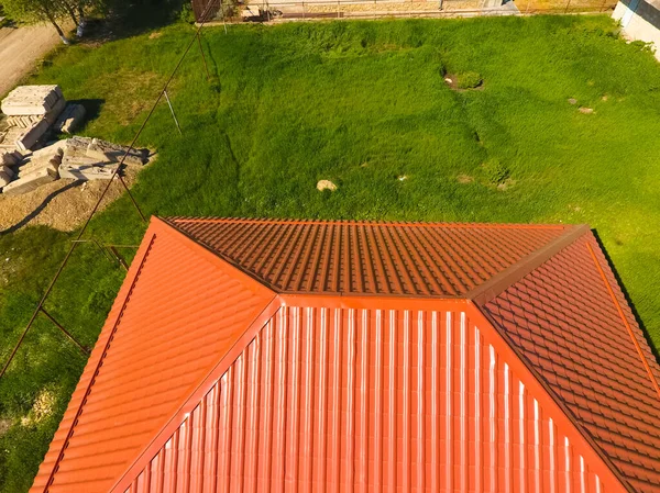Casa com um telhado laranja feito de metal, vista superior. Prof metálico — Fotografia de Stock