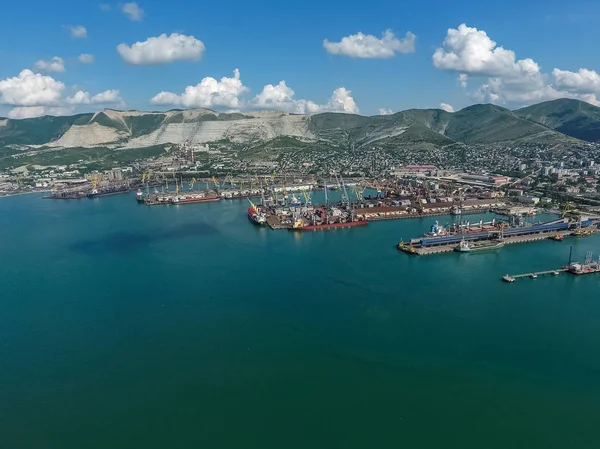 Puerto marítimo industrial, vista superior. Grúas portuarias y buques de carga y ba — Foto de Stock