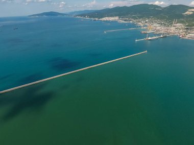 Bay Tsemess en iyi görünümü. Mol - dalgaları durdurması için bina.