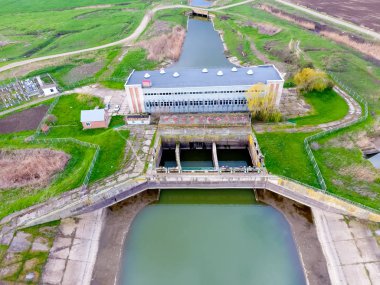Su pompa istasyonu sulama sisteminin pirinç tarlaları. Görünüm